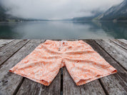 Badehose Coral Feather am Holzsteg vor Schweizer Bergsee im Nebel