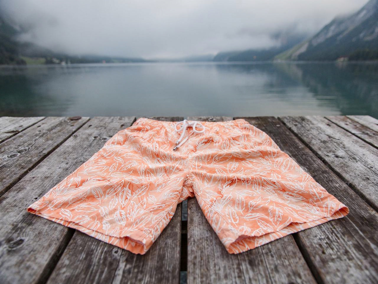 Badehose Coral Feather am Holzsteg vor Schweizer Bergsee im Nebel
