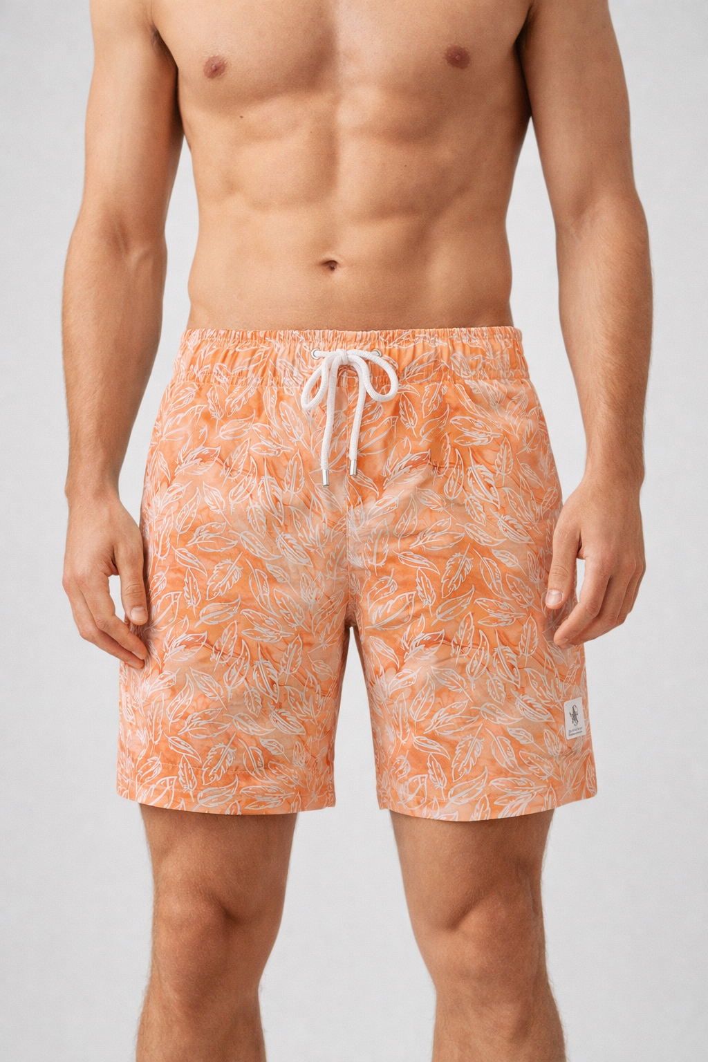 Model trägt Badmeister Badehose Coral Feather — Vorderansicht, Korallenmuster