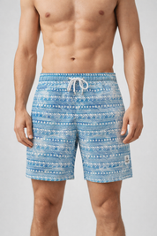 Model trägt Badmeister Badehose Greek Azure — Vorderansicht, azurblaues Muster